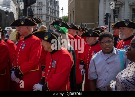 Les retraités de Chelsea attendent à l'entrée de la parade des gardes à cheval à Whitehall, Londres, pour le Jubilé de platine de la reine Elizabeth. Banque D'Images