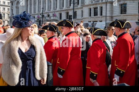 Les retraités de Chelsea attendent à l'entrée de la parade des gardes à cheval à Whitehall, Londres, pour le Jubilé de platine de la reine Elizabeth. Banque D'Images