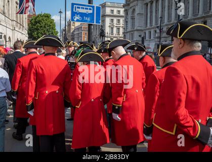 Les retraités de Chelsea attendent à l'entrée de la parade des gardes à cheval à Whitehall, Londres, pour le Jubilé de platine de la reine Elizabeth. Banque D'Images