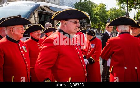 Les retraités de Chelsea attendent à l'entrée de la parade des gardes à cheval à Whitehall, Londres, pour le Jubilé de platine de la reine Elizabeth. Banque D'Images