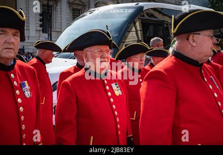 Les retraités de Chelsea attendent à l'entrée de la parade des gardes à cheval à Whitehall, Londres, pour le Jubilé de platine de la reine Elizabeth. Banque D'Images