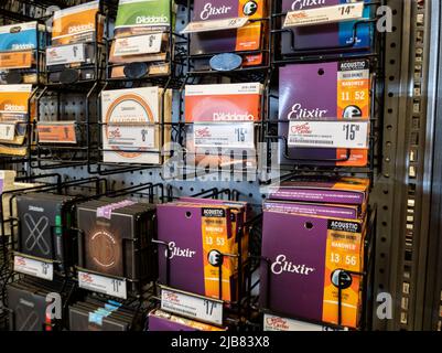 Lynnwood, WA USA - vers mai 2022: Vue inclinée des cordes de guitare à vendre dans un magasin d'instruments de musique Guitar Center. Banque D'Images