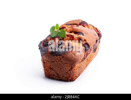 Pain de gâteau maison fraîchement cuit avec de la cerise douce isolée sur du blanc Banque D'Images