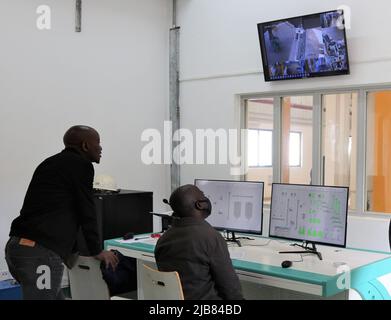 Lusaka, Zambie. 2nd juin 2022. Les travailleurs surveillent les opérations dans l'usine de broyage financée par la Chine à Lusaka, en Zambie, sur 2 juin 2022. La Zambie a officiellement commandé vendredi trois usines de fraisage de pointe financées par la Chine. Credit: Zhang Yuliang/Xinhua/Alay Live News Banque D'Images