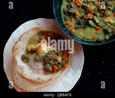 petit-déjeuner traditionnel indien du sud, pam avec ragoût de bœuf, plats du kerala Banque D'Images