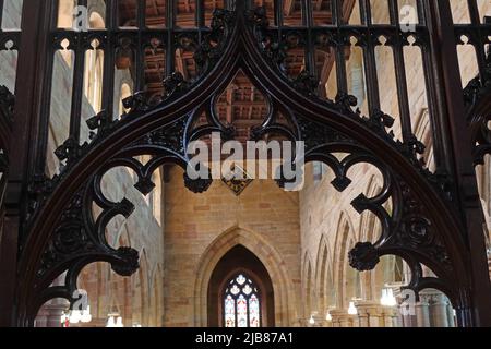 Sculpture de bois et horloge à l'intérieur de l'église paroissiale de St Oswald, et horloge, Golborn Road, Winwick, Warrington, Cheshire, Angleterre, Royaume-Uni, WA2 8SZ Banque D'Images