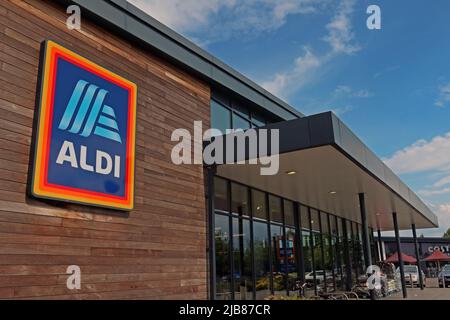 Aldi discounter Supermarket, Winwick Road, Warrington, Cheshire, Angleterre, ROYAUME-UNI, WA2 9SA Banque D'Images