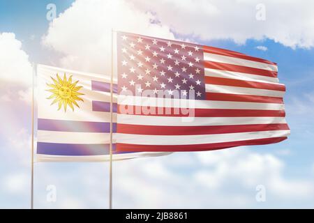 Ciel bleu ensoleillé et drapeaux des états-unis d'amérique et de l'uruguay Banque D'Images