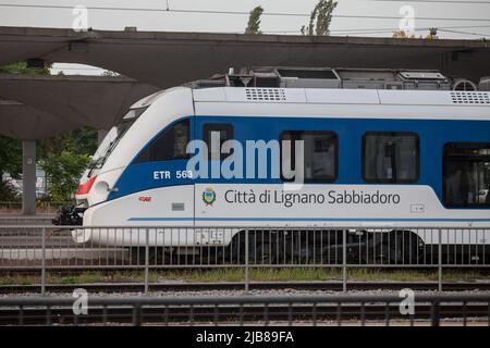 Photo d'un train EMU de classe ETR 563 en attente à la gare de Ljubljana, appartenant à la compagnie de chemin de fer italienne Ferrovie dello Stato FS Trenital Banque D'Images