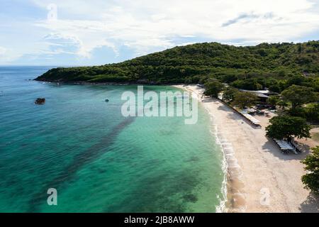 Vue aérienne de l'île de Koh Larn (koh lan), Thaïlande en été. Antenne de la plage de l'île de Pattaya, Thaïlande. Banque D'Images