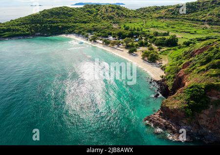 Vue aérienne de l'île de Koh Larn (koh lan), Thaïlande en été. Antenne de la plage de l'île de Pattaya, Thaïlande. Banque D'Images