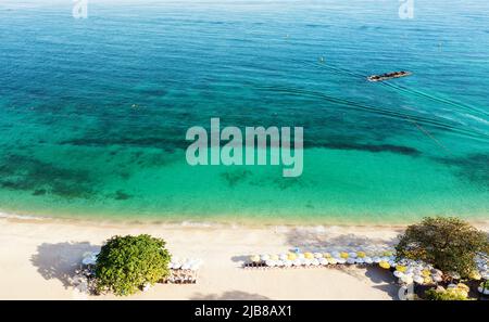 Vue aérienne de l'île de Koh Larn (koh lan), Thaïlande en été. Antenne de la plage de l'île de Pattaya, Thaïlande. Banque D'Images