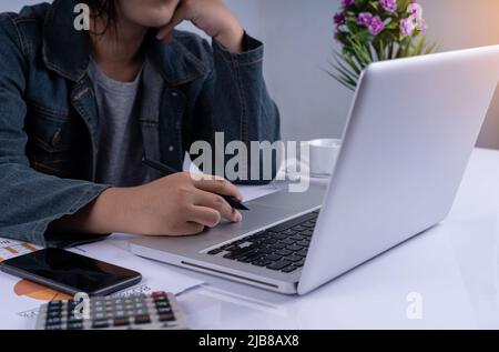 Femme d'affaires travaillant et regardant l'ordinateur s'ennuyer. Femme tapant sur son ordinateur faisant usage de la technologie. Femme stressée. Pression du doigt sur le bouton Banque D'Images