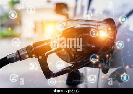 Voiture de remplissage de carburant ou de gaz à la station-service avec les icônes symboliques de l'industrie et la raffinerie. Faire le plein de carburant à la station-service de la station-service. Double expos Banque D'Images