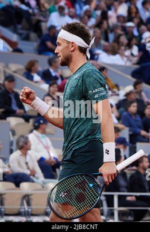 Paris, France. 3rd juin 2022. Casper Ruud de Norvège réagit pendant la demi-finale masculine contre Marin Cilic de Croatie lors du tournoi de tennis ouvert français à Roland Garros à Paris, France, 3 juin 2022. Credit: Meng Dingbo/Xinhua/Alay Live News Banque D'Images