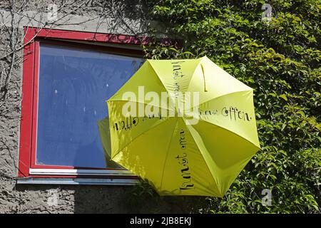 Rothen, Allemagne. 03rd juin 2022. Un parapluie jaune avec l'inscription « Art Open » est suspendu au Rothener Hof, invitant les visiteurs à voir l'exposition « Between US » de cinq artistes féminins. Au cours de la campagne nationale « Art Open », environ 900 artistes de plus de 500 sites ouvriront leurs ateliers et studios aux visiteurs le week-end de Whitsun de 04 à 06,2022. Credit: Bernd Wüstneck/dpa/Alay Live News Banque D'Images