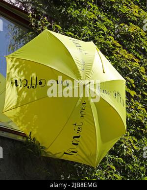 Rothen, Allemagne. 03rd juin 2022. Un parapluie jaune avec l'inscription « Art Open » est suspendu au Rothener Hof, invitant les visiteurs à voir l'exposition « Between US » de cinq artistes féminins. Au cours de la campagne nationale « Art Open », environ 900 artistes de plus de 500 sites ouvriront leurs ateliers et studios aux visiteurs le week-end de Whitsun de 04 à 06,2022. Credit: Bernd Wüstneck/dpa/Alay Live News Banque D'Images