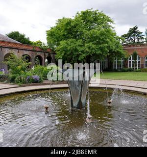 Londres, Grand Londres, Angleterre, 28 mai 2022 : fontaine avec l'Orangerie derrière le parc Holland dans la région de Kensington. Banque D'Images