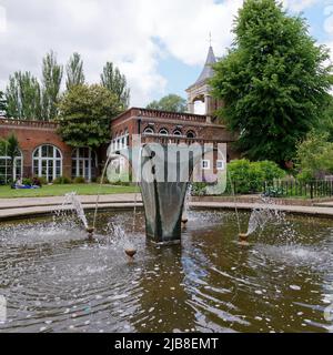 Londres, Grand Londres, Angleterre, 28 mai 2022 : fontaine avec l'Orangerie et tour derrière le parc Holland dans la région de Kensington. Banque D'Images