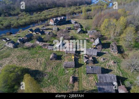 LOSKOVITSY, RUSSIE - 09 MAI 2022 : ci-dessus sur le village de cinéma de Loskovitsy le jour de mai (vue aérienne) Banque D'Images