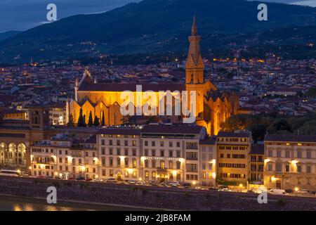 FLORENCE, ITALIE - 19 SEPTEMBRE 2017 : Église médiévale de la Sainte Croix (Basilique de Santa Croce) dans le paysage de la soirée Banque D'Images