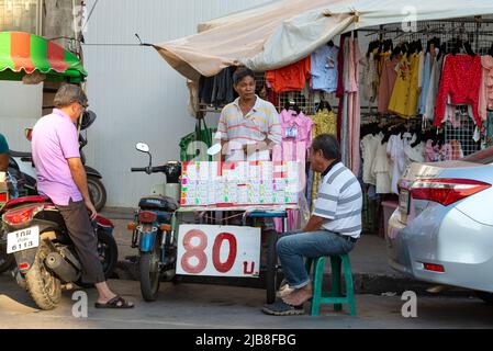 SUKHOTHAI, THAÏLANDE - 25 DÉCEMBRE 2018 : vendeur de billets de loterie dans la rue de la ville Banque D'Images