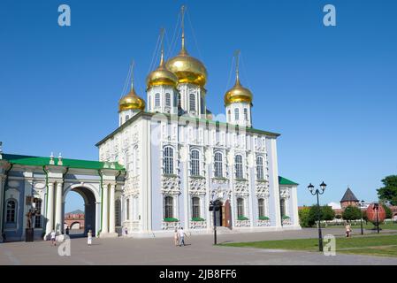 TULA, RUSSIE - 06 JUILLET 2021 : jour de juillet ensoleillé à l'ancienne cathédrale de l'Assomption. Tula Kremlin Banque D'Images