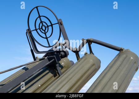 KAMENSK-SHAKHTINSKY, RUSSIE - 04 OCTOBRE 2021 : la vue et les canons d'un ancien pistolet anti-avion regardent sur le ciel bleu sans nuages Banque D'Images