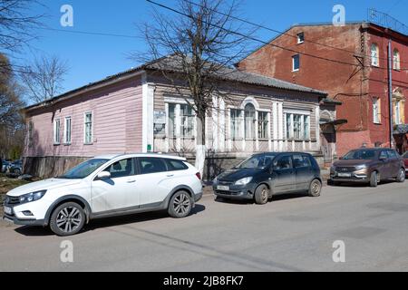 GATCHINA, RUSSIE - 17 AVRIL 2022 : vue sur l'une des plus anciennes maisons en bois de Gatchina - Maison Olderogge le jour d'avril ensoleillé Banque D'Images