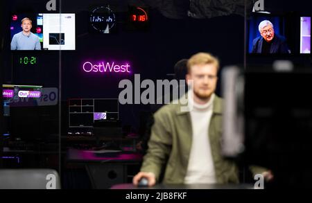 Berlin, Allemagne. 30th mai 2022. Vladislav Ivanov, rédacteur en chef et présentateur de la chaîne de télévision OstWest TV, se trouve dans le studio. La chaîne de télévision privée, basée à Berlin-Charlottenburg, cible les publics russophones en Allemagne et à l'étranger. (À dpa: 'La chaîne de langue russe OstWest à Berlin prévoit la deuxième chaîne de télévision') crédit: Monika Skolimowska/dpa/Alay Live News Banque D'Images