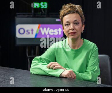 Berlin, Allemagne. 30th mai 2022. Maria Makeeva, rédactrice en chef d'OstWest TV, est assise dans un studio tandis que le logo de la station est affiché sur un moniteur en arrière-plan. La chaîne de télévision privée, basée à Berlin-Charlottenburg, cible les publics russophones en Allemagne et à l'étranger. (À dpa: 'La station de langue russe OstWest à Berlin prévoit la deuxième chaîne de télévision') crédit: Monika Skolimowska/dpa/Alay Live News Banque D'Images