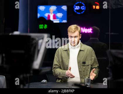 Berlin, Allemagne. 30th mai 2022. Vladislav Ivanov, rédacteur en chef et présentateur de la chaîne de télévision OstWest TV, se trouve dans le studio. La chaîne de télévision privée, basée à Berlin-Charlottenburg, cible les publics russophones en Allemagne et à l'étranger. (À dpa: 'La chaîne de langue russe OstWest à Berlin prévoit la deuxième chaîne de télévision') crédit: Monika Skolimowska/dpa/Alay Live News Banque D'Images