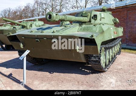 KRONSHTADT, RUSSIE - 01 MAI 2022: Le 2S1 'Gvozdika' est un obusier amphibie autopropulsé au régiment soviétique de 122mm en gros plan par une journée ensoleillée. Exposition Banque D'Images