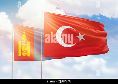 Ciel bleu ensoleillé et drapeaux de la turquie et de la mongolie Banque D'Images