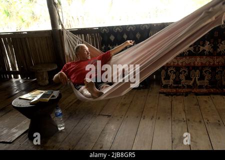 Kalala, Wula, Wula Waijelu, Sumba est, Nusa Tenggara est, Indonésie: Portrait de David Wyllie, né en Australie et qui a vécu à l'île de Sumba pendant des décennies dans la poursuite de son amour pour le surf et les cultures locales. M. Wyllie est décédé en 2012 et est honoré pour sa bonne charité dans les collectivités locales. Il a contribué au développement du tourisme dans l'île et a activement encouragé les tissus traditionnels Sumbanais sur les marchés internationaux. Banque D'Images