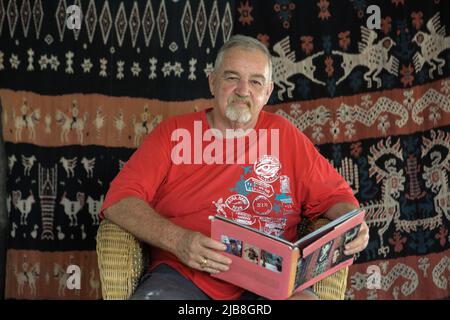 Kalala, Wula, Wula Waijelu, Sumba est, Nusa Tenggara est, Indonésie: Portrait de David Wyllie, né en Australie et qui a vécu à l'île de Sumba pendant des décennies dans la poursuite de son amour pour le surf et les cultures locales. M. Wyllie est décédé en 2012 et est honoré pour sa bonne charité dans les collectivités locales. Il a contribué au développement du tourisme dans l'île et a activement encouragé les tissus traditionnels Sumbanais sur les marchés internationaux. Banque D'Images