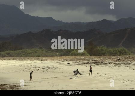 Paysage de plage de sable et de collines au-dessous des rainclouds sur une journée nuageux sont vus de Kalala à Wula, Wula Waijelu, East Sumba, East Nusa Tenggara, Indonésie. Banque D'Images