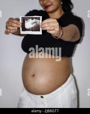 jeunes femmes enceintes montrant son sonogramme avec ventre rond ventre womb de différents angles Banque D'Images