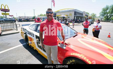 East St. Louis, États-Unis. 04th juin 2022. Le pilote de NASCAR Bubba Wallace pose avec sa voiture lors d'une visite d'un McDonalds à l'est de St Louis, Illinois, vendredi, 3 juin 2022. Wallace sera en compétition dans une course de coupe de NASCAR à Madison, Illinois, dimanche, 5 juin 2022. Photo par Bill Greenblatt/UPI crédit: UPI/Alay Live News Banque D'Images