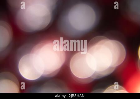 bokeh sur fond rouge flou dans les rayons de lumière, arrière-plan flou avec des reflets, arrière-plan rouge Banque D'Images