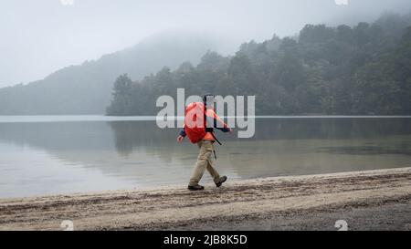 Promenade le long du lac Rotopounamu sous la pluie, parc national de Togariro, centre de l'île du Nord. Banque D'Images