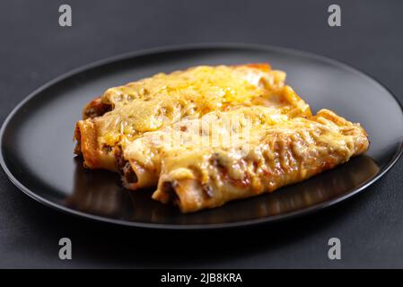 Une portion de cannelloni. Le plat traditionnel italien de tubes de pâtes farcis à la viande Banque D'Images