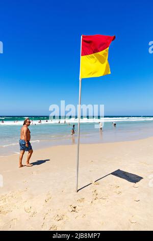 Queensland Australie / les touristes et les habitants de la région apprécient le soleil, le bord de mer et la plage à Surfers Paradise. Banque D'Images