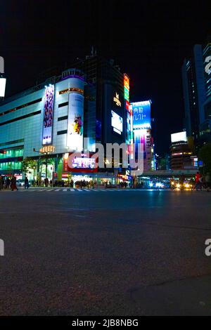 Traversée de nuit à la ville Neon de Shibuya Tokyo Banque D'Images