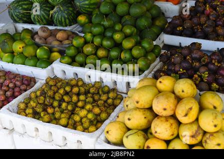 Beaucoup de fruits dans le marché vietnamien Vinh Hai Banque D'Images