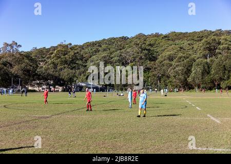 Football amateur jeu de football pour les seniors joueurs masculins à Balmoral Beach sports Oval à Mosman, Sydney, Australie sur un ciel bleu hiver jour Banque D'Images