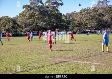 Football amateur jeu de football pour les hommes seniors à Balmoral Beach Oval à Mosman, Sydney, Australie sur un ciel bleu hiver jour Banque D'Images