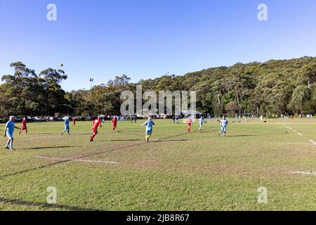 Football amateur jeu de football pour les hommes seniors à Balmoral Beach Oval à Mosman, Sydney, Australie sur un ciel bleu hiver jour Banque D'Images