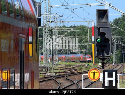 Potsdam, Allemagne. 03rd juin 2022. Un train régional quitte la gare de Park-Sanssouci tandis qu'un train entrant peut être vu en arrière-plan. Crédit : Soeren Stache/dpa/Alay Live News Banque D'Images