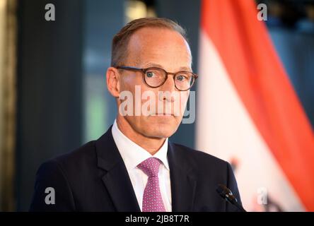 Potsdam, Allemagne. 03rd juin 2022. Jens Bergmann, membre du conseil d'administration de la planification des infrastructures DB-Netz AG, prend une photo lors d'une conférence de presse après le « Sommet ferroviaire Berlin-Brandebourg ». Crédit : Soeren Stache/dpa/Alay Live News Banque D'Images